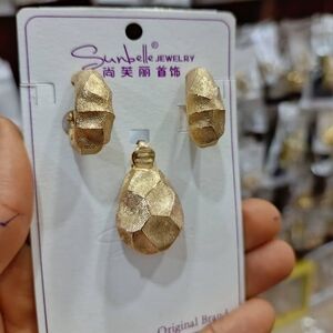 Gold Geometric Earrings with Faceted Design